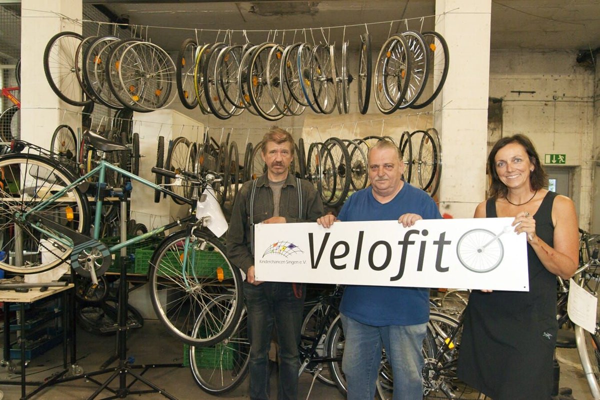 RB_Hagenlocher's tweet photo. Die Initiative 'Stark im Süden' möchte mit der Fahrradwerkstatt Velofit Kinder und Familien dabei unterstützen, ihren Radius zu erweitern. Auf dem Bild (v.l.n.r.): Günther Arnold, Christian Gutknecht und Bettina Fehrenbach.
https://t.co/ateW61D2Jo
#Velofit #StarkimSüden https://t.co/rbMy8v8Vpo