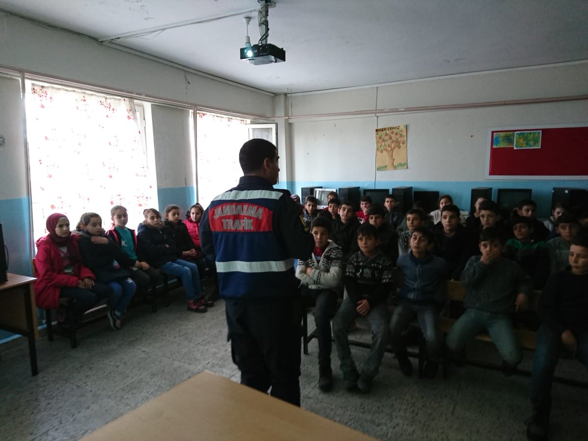 Midyat İlçe Jandarma Trafik tarafindan öğrencilerimize trafik eğitimi verildi.