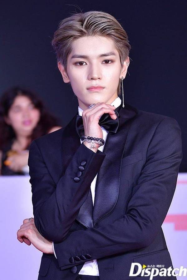 one of the few rare occasions where dispatch did not remove taeyong’s scar