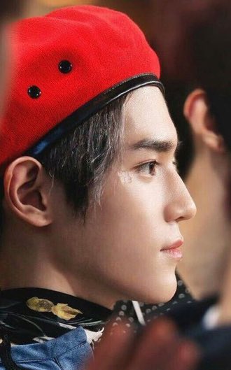 taeyong’s beautiful side profile featuring his scar