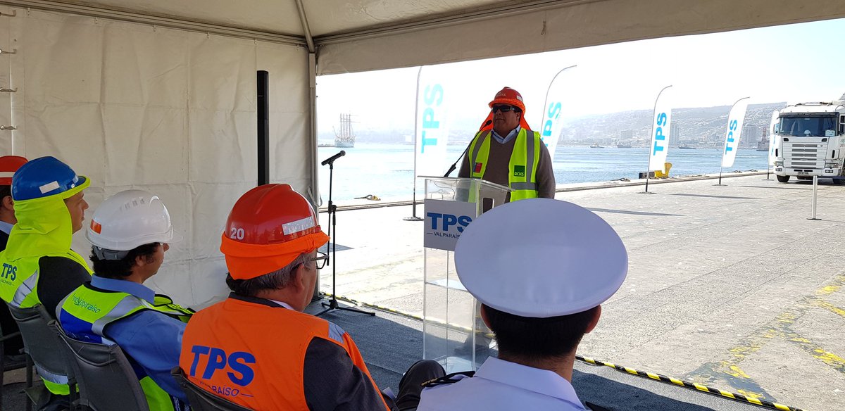 Gobernacionvalp's tweet photo. Gobernador @gledantec, @TPS_Valparaiso, diversas autoridades y representantes de #Fedequinta , lanzan campaña de seguridad para transportistas, la que además busca cumplir con la pronta normativa que obliga a adherir la placa patente en techo y puertas de 🚛 👏👏 @SeremiTrabajo_V https://t.co/R1Rmoyb2ov