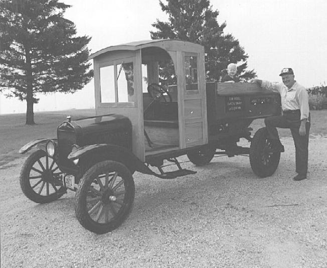 FarmShow's tweet photo. "In all my years of going to antique power shows, I've never seen another rig like it," says Bob Riebel about his antique truck fitted with a rare old manual dump box. #modelT #antique #archives #antiquepowershow #dumpbox https://t.co/wKvVAzhIjC https://t.co/uWxGLBTw1h