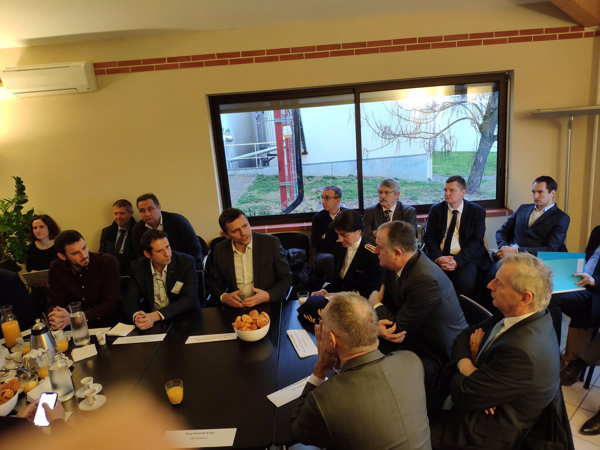 HypoliteSylvain's tweet photo. Rencontre et discussion avec le ministre de l’agriculture Didier Guillaume ce matin chez NATAIS. 
Accompagnement des agriculteurs en agriculture de conservation des sols et stockage de carbone dans les sols 👍🏼👍🏼👍🏼 https://t.co/nEJKnLnAGm