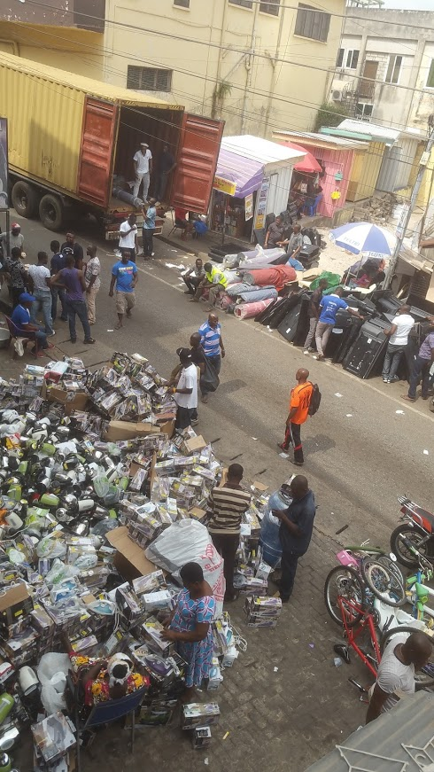 WR3A's tweet photo. 4/4 2017 film of containerload of "new in box" devices, from EU scrapper, unloaded in Ghana. Can't say if they were EST, or can be repaired. Point is no one #ProjectEden asked where UK/USA's EST store returns go, yet #UNEP assumes 100% of unrepairable scrap #freejoebenson's https://t.co/vW57uiWSpK