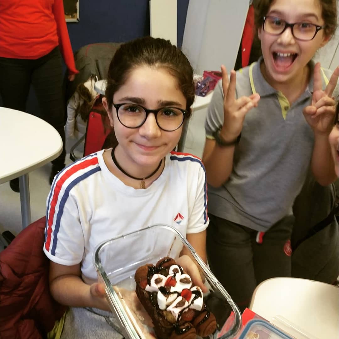 bk_florya2's tweet photo. 6. Sınıflar İngilizce dersi “Design” ünitesinde “Edible Car Challenge” uyguladılar, tamamen yenilebilir malzemelerden araba tasarlayıp sunum gerçekleştirdiler. #changebook #efl #clil #6thgrade https://t.co/aEDznC2DEA