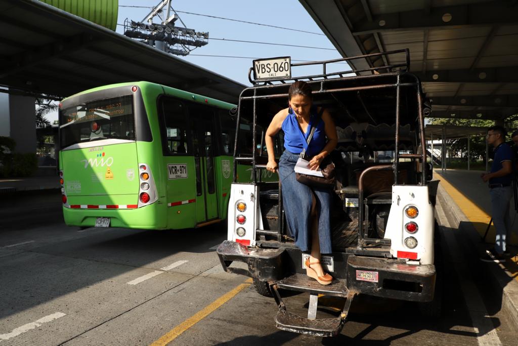 AlcaldiaDeCali's tweet photo. En sentido contrario, el usuario hará pago con tarjeta ($2.200) como lo hace habitualmente en cualquier lugar de la ciudad, buses, estaciones y terminales
del sistema; al llegar a Terminal #Cañaveralejo, al área donde están las #gualas para traslados a la zona de ladera (sigue) https://t.co/FRiBzbMHTh