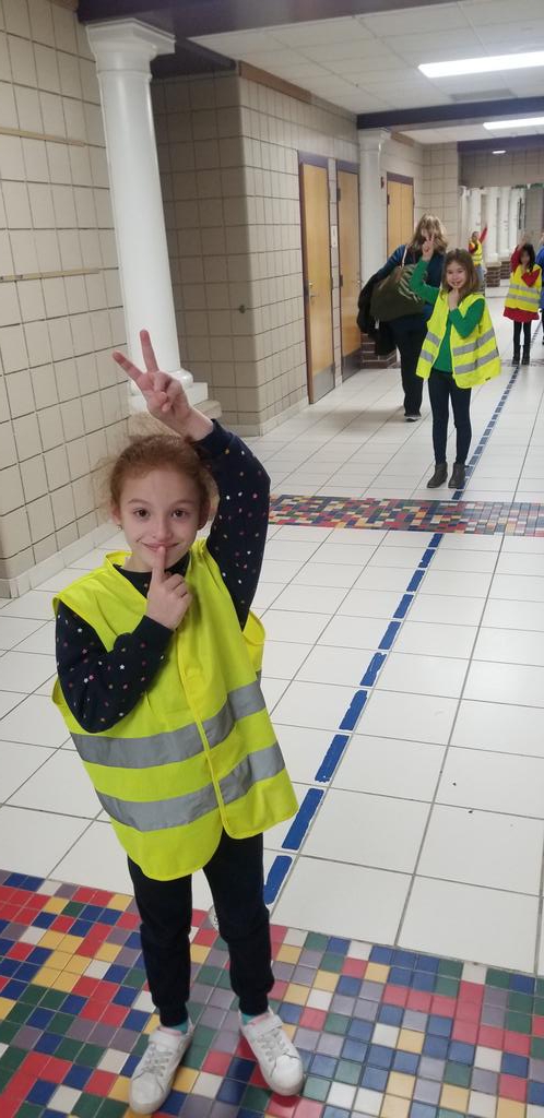 MrsKiebler's tweet photo. Our ushers help students remember to walk quietly to our assembly today.  Way to go leaders! https://t.co/1ipgBISTJW