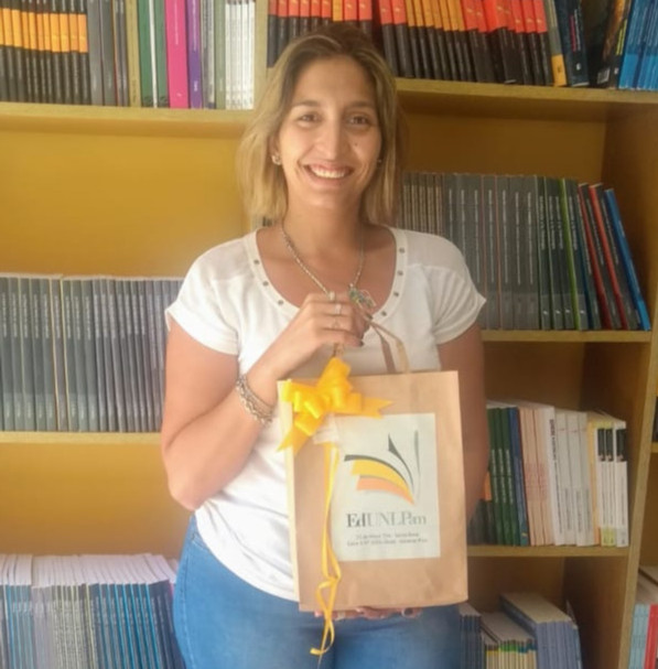 ¡Felicidades Dai Barbarini!

La ganadora del Sorteo de Fin de Año visitó la Librería EdUNLPam y se llevó los libros: Historia de La Pampa I y Debates sobre La Pampa.

¡Deseamos que los disfrutes mucho!