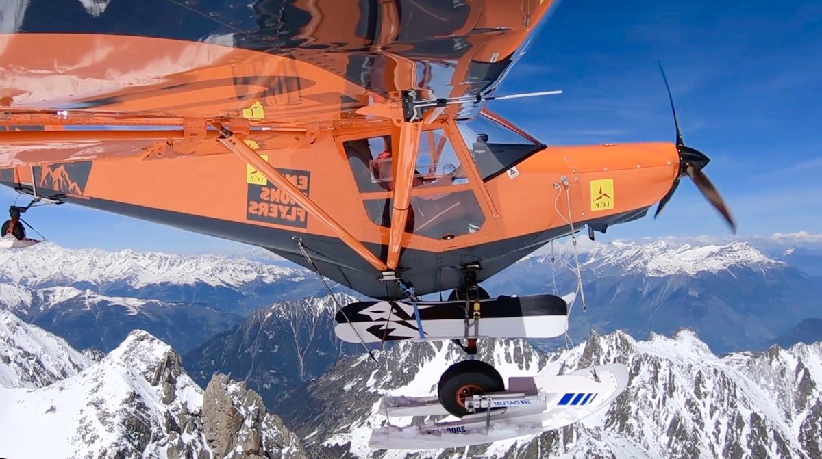 FlyingMagazine's tweet image. An incredible mission for #FLYINGFunFriday as freeride snowboarder #GéraldineFasnacht takes us behind the scenes on her new film “Line&amp;amp;Air” where she uses her new PPL &amp;amp; UL experience to land &amp;amp; make tracks up Couloir Barbey L’Aiguille d’Argentière in the Alps! #flying #pilots
