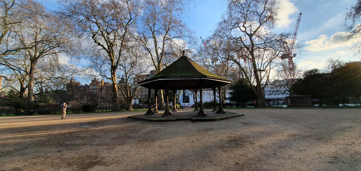 looking4history's tweet photo. Lincoln Inns Field , where in 1683 William Russell, Lord Russell copped an unfortunate one with an axe. #EnglishHistory #CharlesII #TheStuarts #RyeHousePlot https://t.co/UL7qhhh7ps