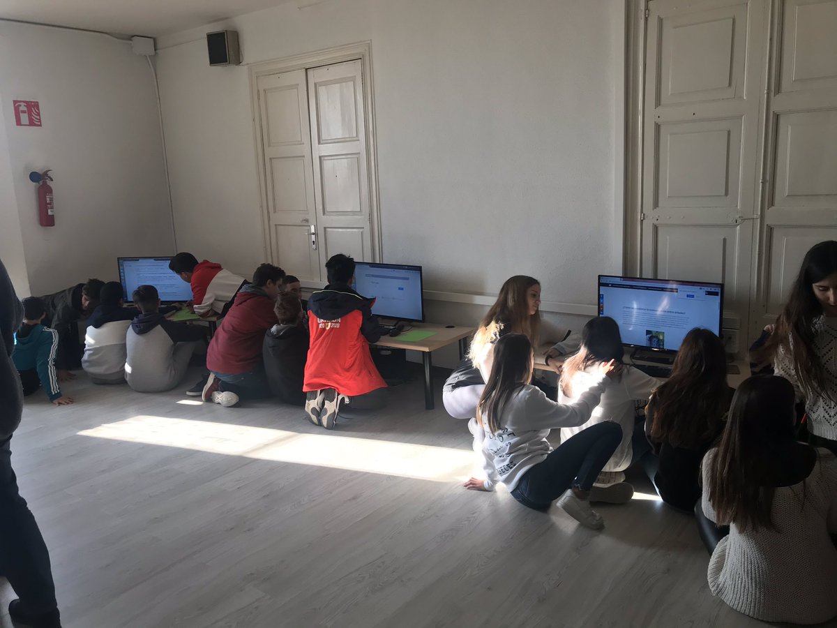 SafaMasnou's tweet photo. Inaugurem l’aula SOLE Lab, l’espai d’autoaprenentatge que hem creat per treballar big questions que Sugata Mitra va introduir. Amb companys de de Polònia i de SOLE Spain hem après com treballar. Gràcies als projectes Erasmus+! #solelab #sugatamitra #ErasmusPlus https://t.co/yBBSpVRrbl