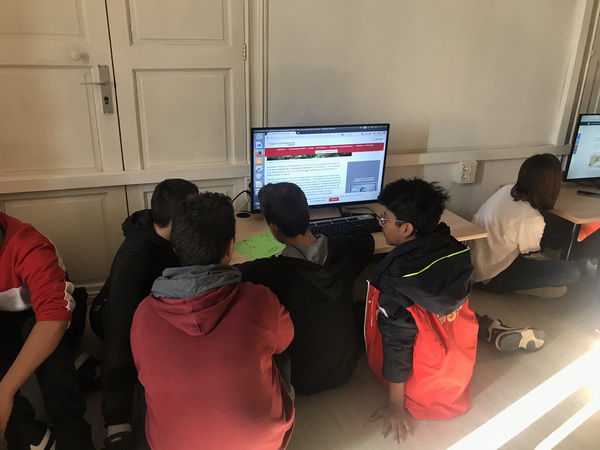 SafaMasnou's tweet photo. Inaugurem l’aula SOLE Lab, l’espai d’autoaprenentatge que hem creat per treballar big questions que Sugata Mitra va introduir. Amb companys de de Polònia i de SOLE Spain hem après com treballar. Gràcies als projectes Erasmus+! #solelab #sugatamitra #ErasmusPlus https://t.co/yBBSpVRrbl