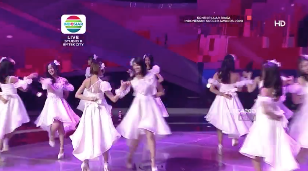 Indosiar's tweet photo. @FiveMinutes_FM @angelkaramoy_ @GilangDirga @IrfanBachdim10 @officialJKT48 "Kelingking kita berjanji, jari manis jadi saksi"

#KLBISA2020 https://t.co/J4rzadKB0Z