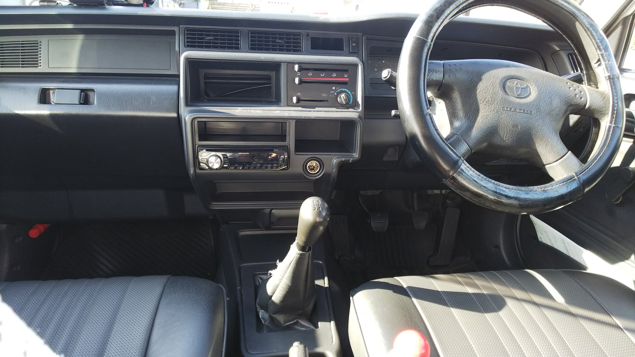 チャンピオン シロナ Mt車に乗れない乗務員が増えて 放出された元タクシー車両 愛車の特徴をかなり適当に紹介する T Co Mjdaogsb7r Twitter