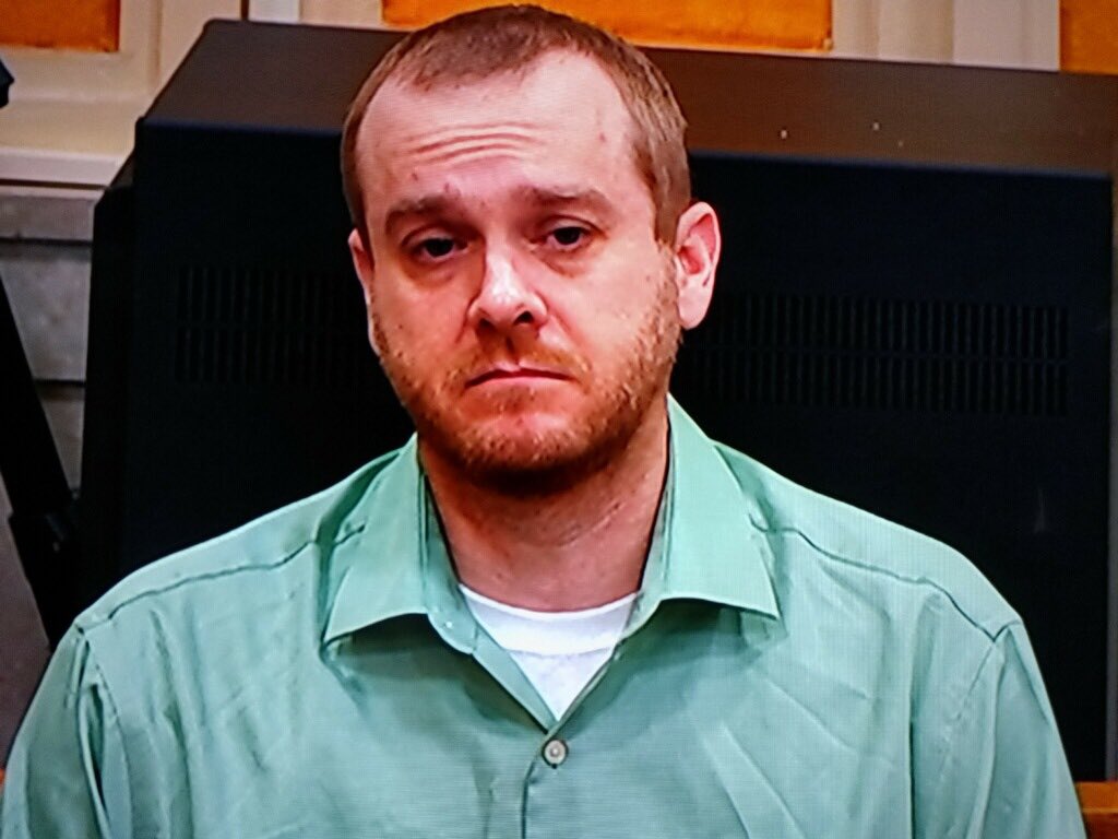 JuliaCourtTV's tweet photo. FATHER ON THE STAND: #DanielGroves testifying about his sonโs injuries.
Dramatically different testimony from #JessicaGroves. Itโs lengthy, detailed, and composed...so far on direct. https://t.co/GmoHx1R9Ak