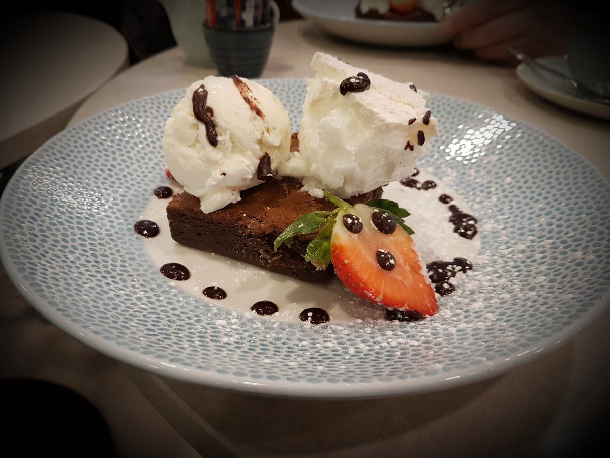 smart_imaging's tweet photo. The SmartImagers just enjoyed a fab lunch @CamdenCourt to celebrate surviving week 1. #ItGetsEasier #WhatDetox https://t.co/8LqjJUCkCv