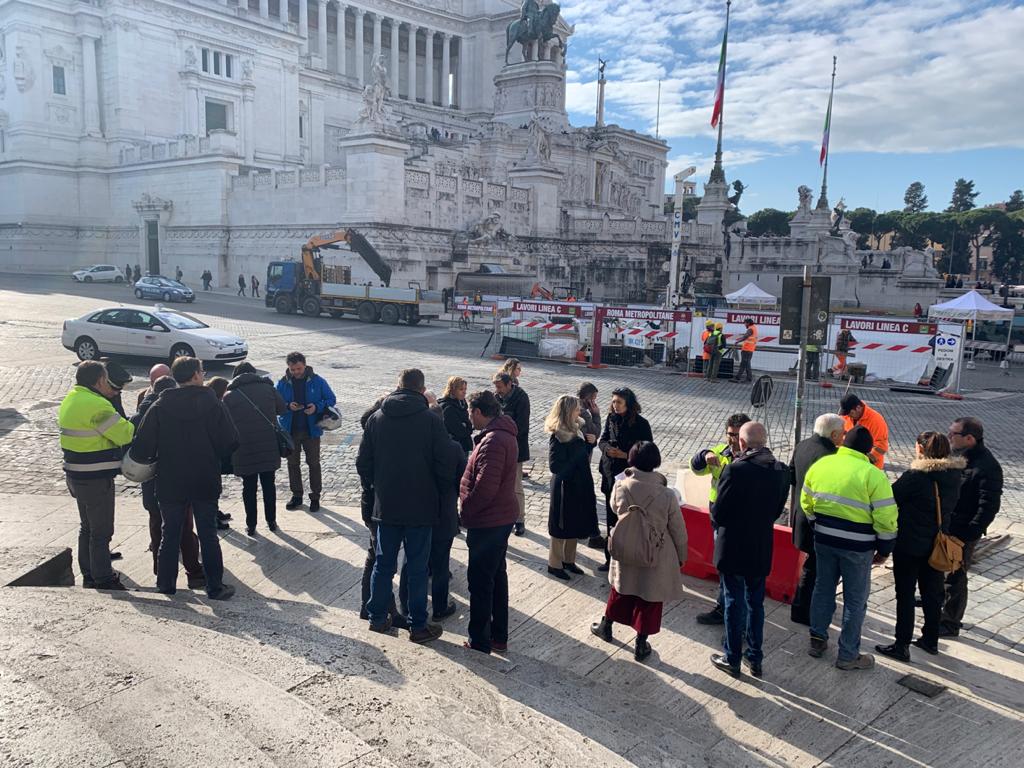 Piazza Venezia: parte la campagna di indagini geognostiche e ricerca di pubblici servizi: questa mattina è avvenuta la consegna delle aree interessate dalle indagini necessarie ai fini del completamento del progetto definitivo della stazione.
#metroc #romametropolitane #venezia