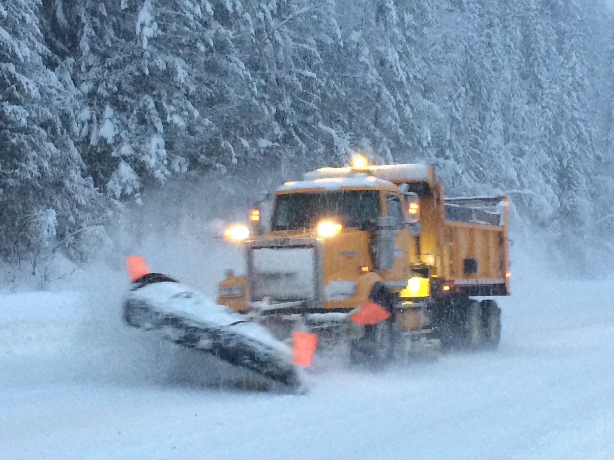 WstrnStarTrucks's tweet photo. Snow plows are always in fashion this time of year. These beautiful #4900SF's sporting Detroit #DD13 engines come courtesy of #StarGazer Brian at Rob James Western Star in Kamloops, BC. #FanFriday https://t.co/a9uNM0BDLC