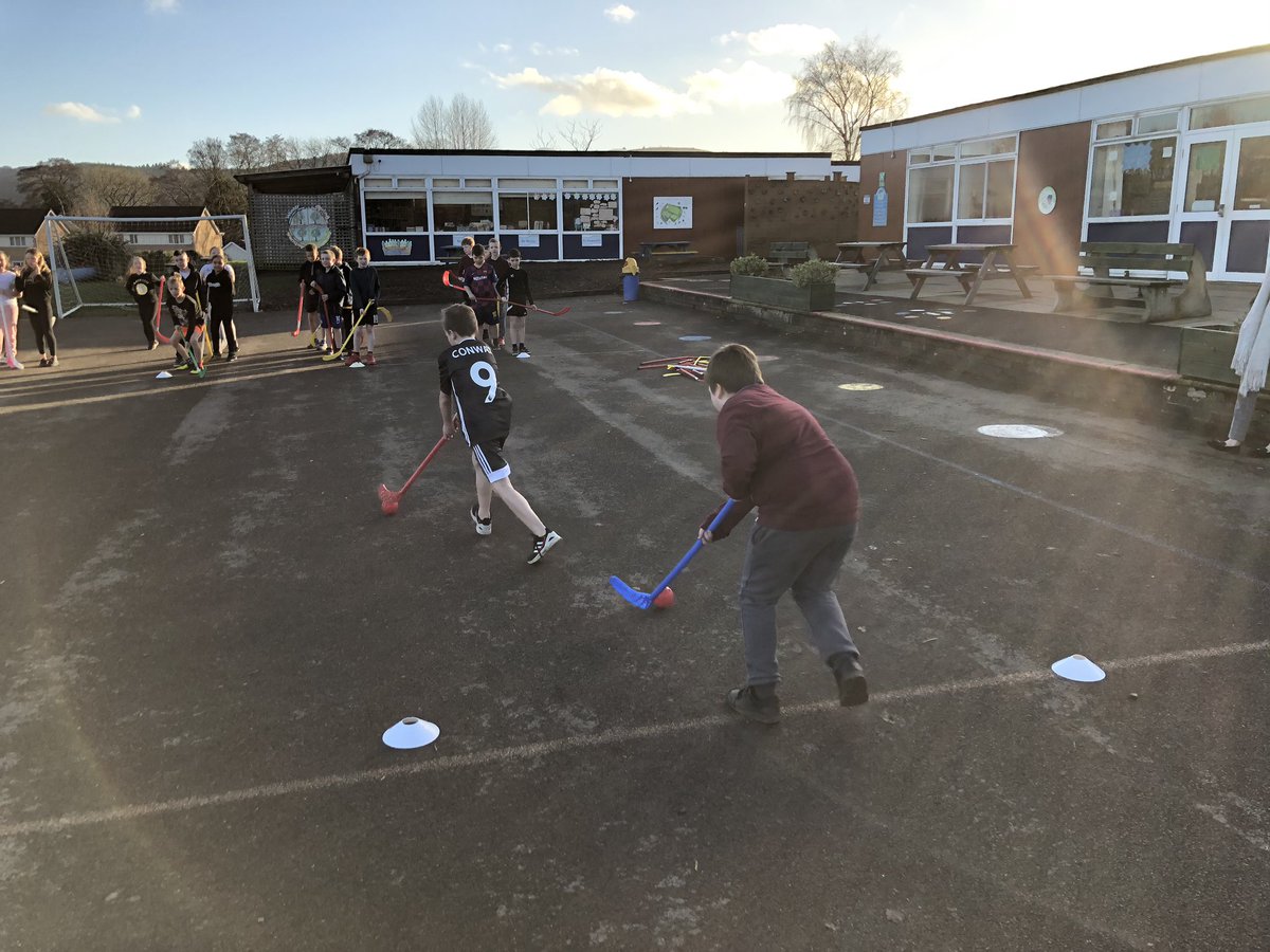 Plasyfelin's tweet photo. Year 5 have been enjoying learning new skills whilst playing hockey this afternoon #plac9 #plapc10 #plappe https://t.co/ihWxHC7lkY