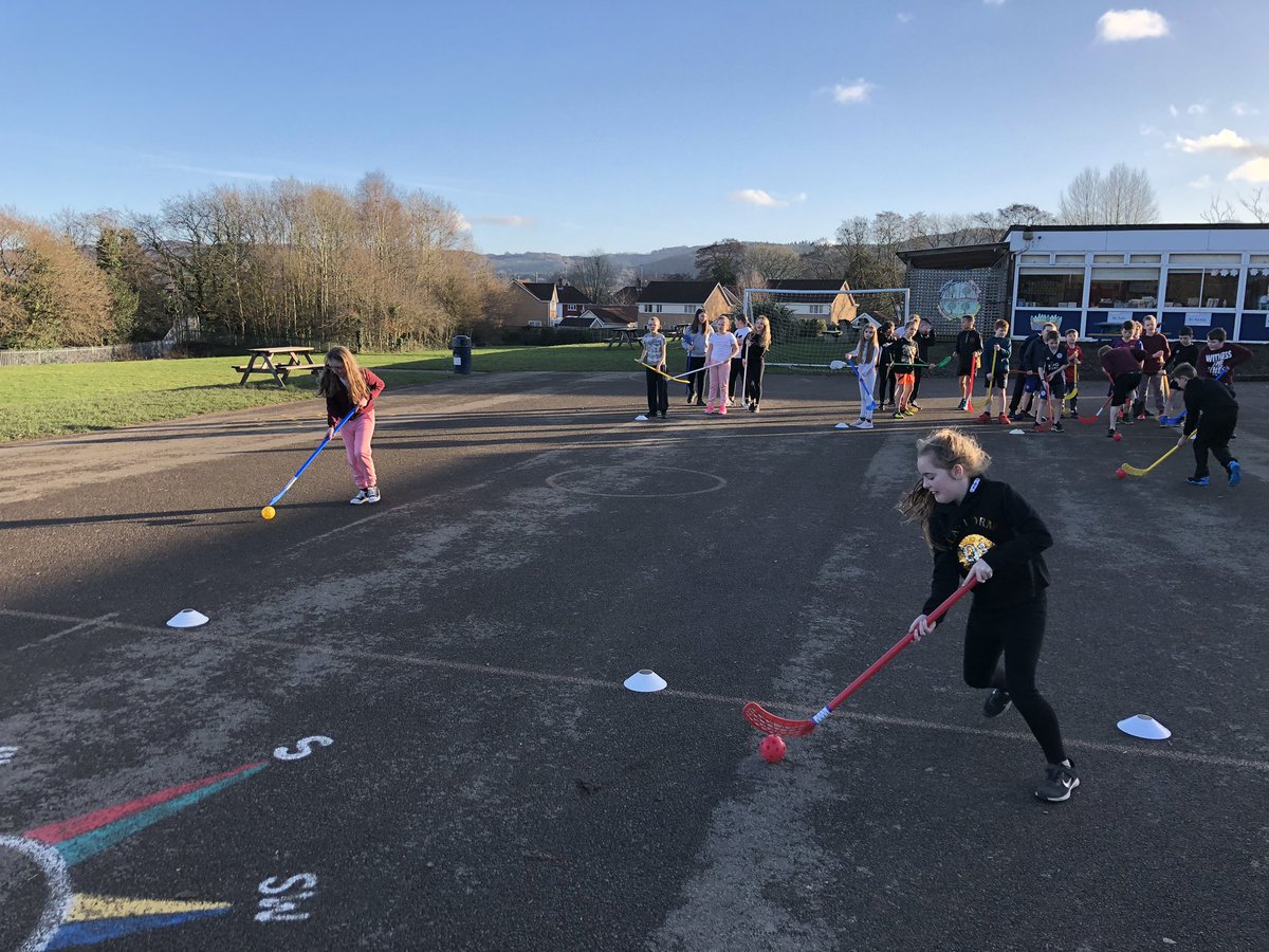 Plasyfelin's tweet photo. Year 5 have been enjoying learning new skills whilst playing hockey this afternoon #plac9 #plapc10 #plappe https://t.co/ihWxHC7lkY