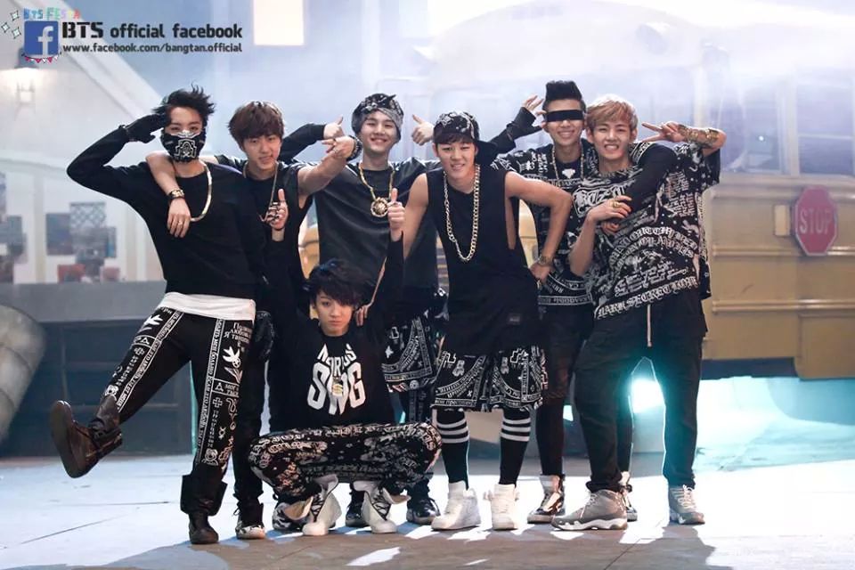 lenbuliju_'s tweet photo. #FirstBTSMV : No more dream เอาจริงๆตอนแรกไม่ได้สนใจบังทันเลยยเพราะตอนนั้นติ่ง EXO อยู่แล้วพอติดตามไปเรื่อยๆ เอ้าหลงดงมาเป็นอาร์มมี่เฉย แว๊บแรกชอบพี่จิน พอไปเรื่อยๆรักจองกุก พอไปคอน 2014 BTS LIVE TRILOGY ‘EPISODE II. THE RED BULLET’ โหห รักเลยยยยยย รักเธอทั้ง 7 คน และตลอดไป https://t.co/1abEaSJY0D
