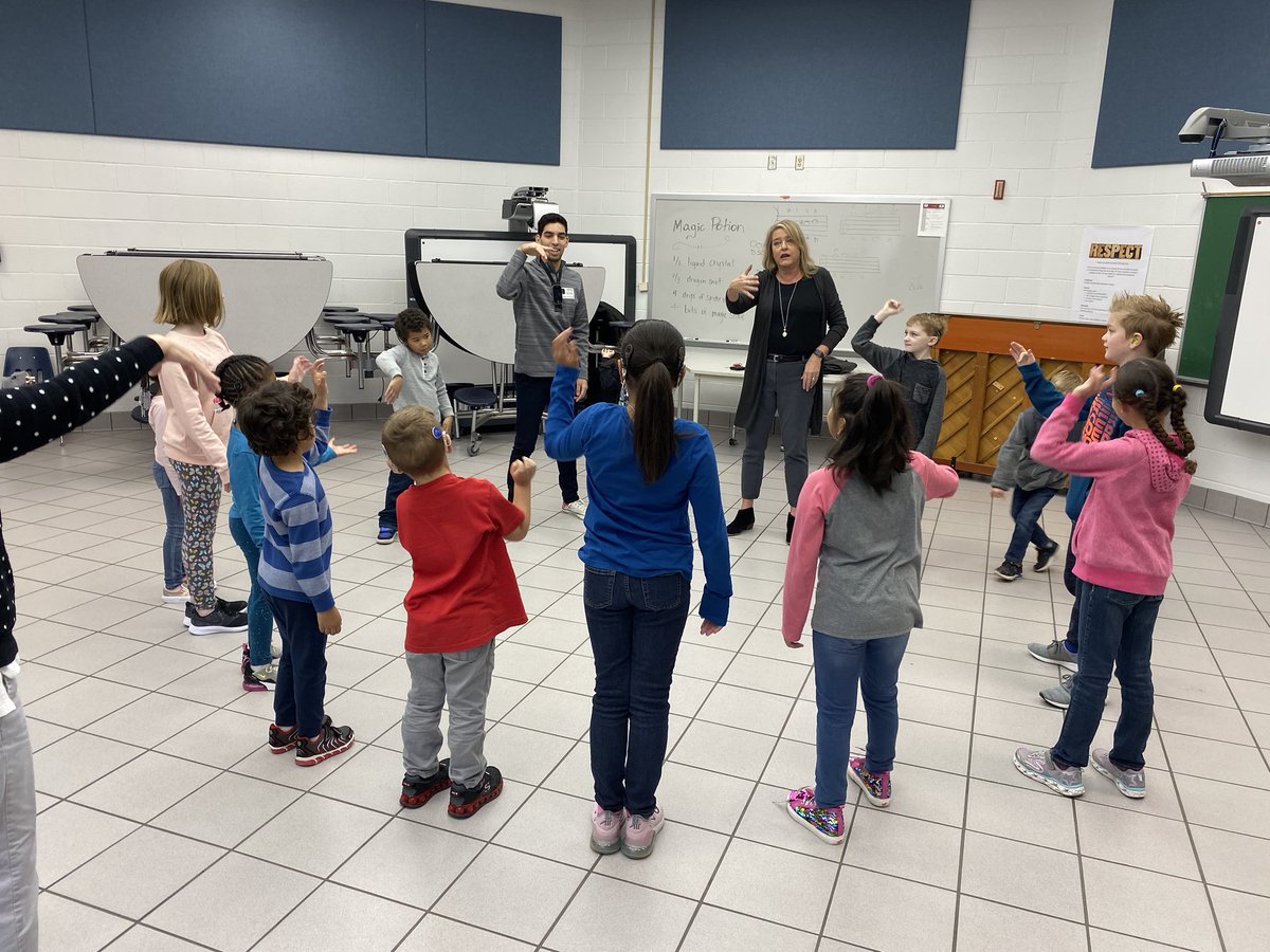 MissSunnyECSE's tweet photo. Dancing at Deaf social groupππ»πΊπΎWe are becoming more aware of our bodies and and gaining confidence every week! We love Joel and his positive attitude. Say one positive thing about yourself out loud!! #rolemodels #eightcounts #breathing #movement #WeUseSign https://t.co/IROKOxYKQa