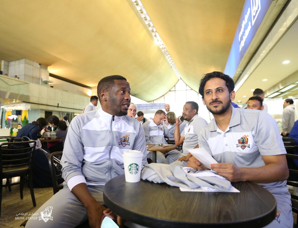 📸 🛫 | ⚪🔴

لاعبو فريق الوحدة الأول لكرة القدم يستعدون للمغادرة إلى الرياض عبر مطار المؤسس، استعدادًا  لملاقاة الهلال <a href="/Alhilal_FC/">نادي الهلال السعودي</a> غدا في الجولة 14 دوريًا.

#لمجد_جديد 🏆