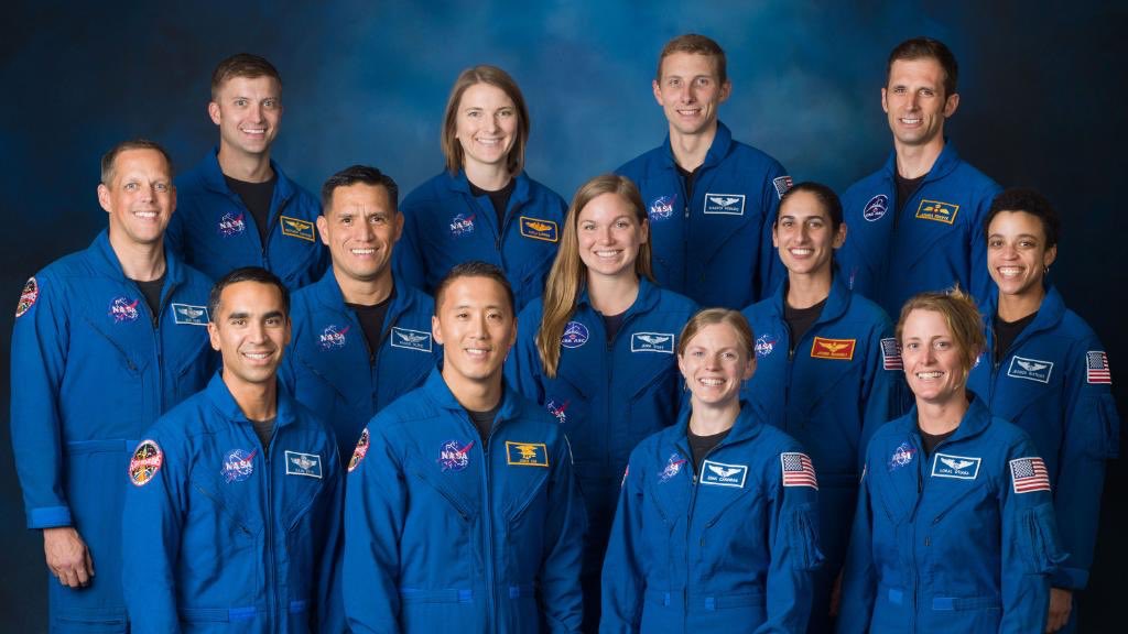web's tweet image. This is tough to comprehend but Jonny Kim (first row, second from L) has accomplished the following as of today.

1/ Enlisted, USN, Navy SEAL Team 3
2/ Math degree at U. of San Diego
3/ Harvard Medical School Graduate 
4/ Astronaut

He's 35.