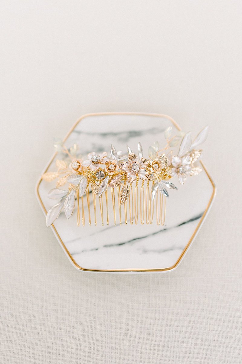 TessaKim's tweet photo. Our stunning gold and rhinestone floral comb (style 4001) features handmade champagne gold floral accents, rhinestones, pearls, opal accents and ceramic glazed leaves. Pair it with veil or wear alone.
#tessaKim #bridalaccessories #handmadewedding #etsy #hairaccessories #wedding https://t.co/WaY02N7OIN