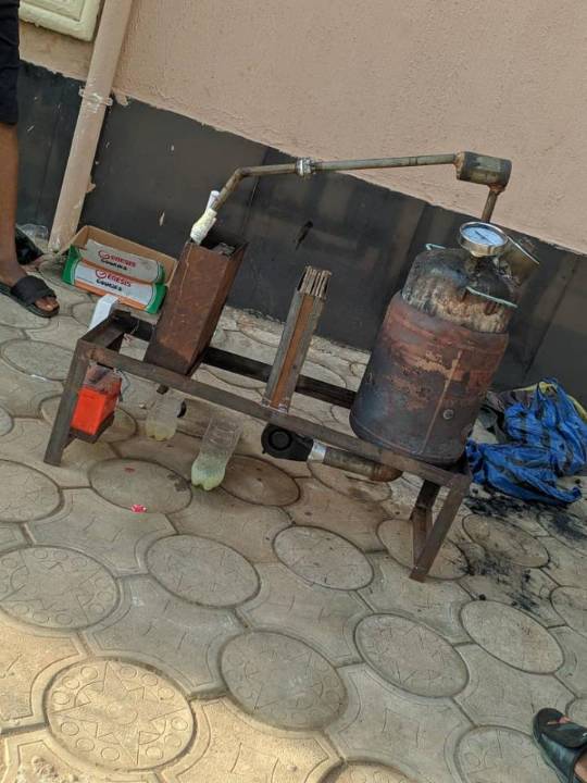 Coal_City's tweet photo. A fresh graduate of Chemical Engineering, Nnamdi Azikiwe University, Anthony Obikwelu, has stunned the science world after he developed and manufactured a machine that can convert plastic and other waste materials into fuel.

#CoalCityConnect https://t.co/Fy8ByUSVEj