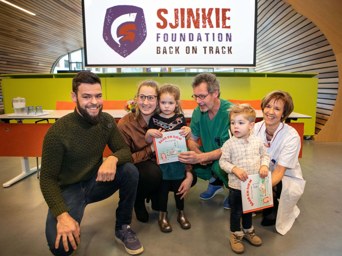 MartiniHospital's tweet photo. Het @bwcgroningen ontving het eerste
exemplaar van het kinderboek ‘Saar en Siem’. Het boek is gebaseerd op het
ongeluk van @sjinkieknegt, precies 1 jaar geleden. Het doel van het boek is om
kinderen te helpen wanneer een dierbare in het ziekenhuis ligt. https://t.co/k3gg2AaNYk https://t.co/zn6qtUCWtJ