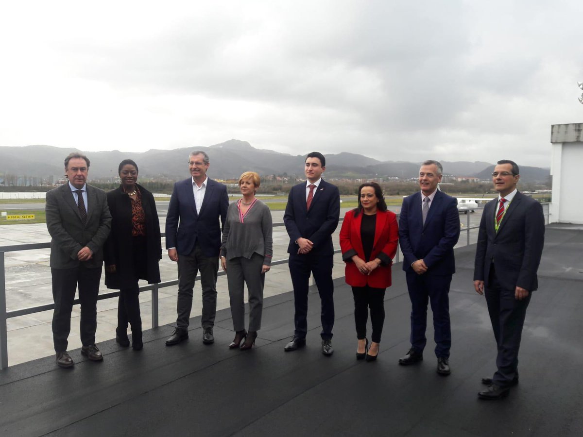 MugikortasunGip's tweet photo. Esta mañana se ha cerrado el acuerdo para la puesta en marcha de la conexión Hondarribia-San Sebastián > Londres.
@rafaela_romero Diputada de Movilidad y Ordenación del territorio y vicepresidenta de #Ortzibia ha estado presente en la firma del acuerdo entre otras autoridades. https://t.co/dqyeTyA8u2