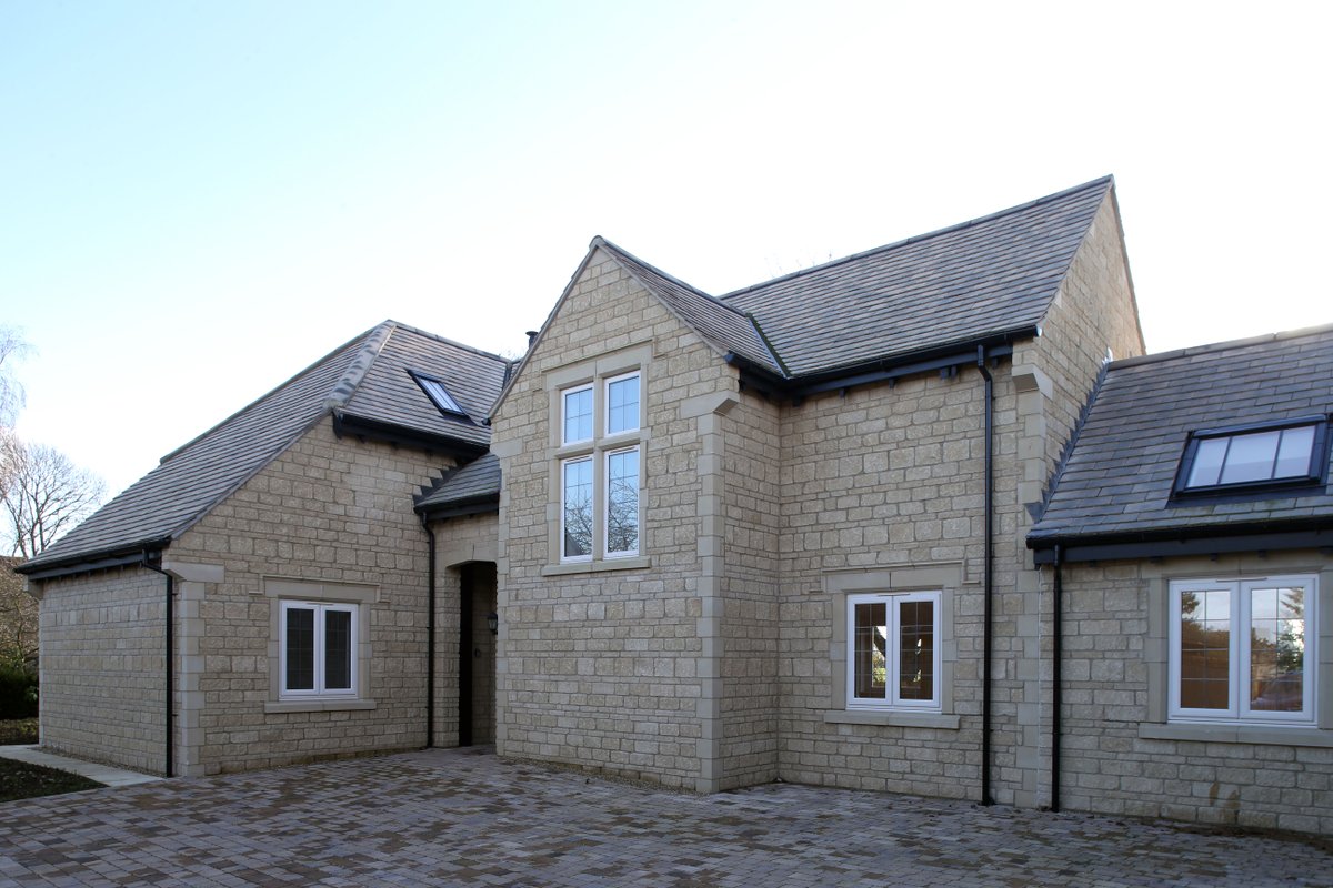 clickcaststone's tweet image. It's great to see our #rooftiles and #wallingstone being used together on projects. Here you can see our #Hardrow Duets in Barley alongside our Shearstone walling stone in Cotswold Village Cottage. Find out more on our products: forticrete.co.uk #attheheartofbuilding