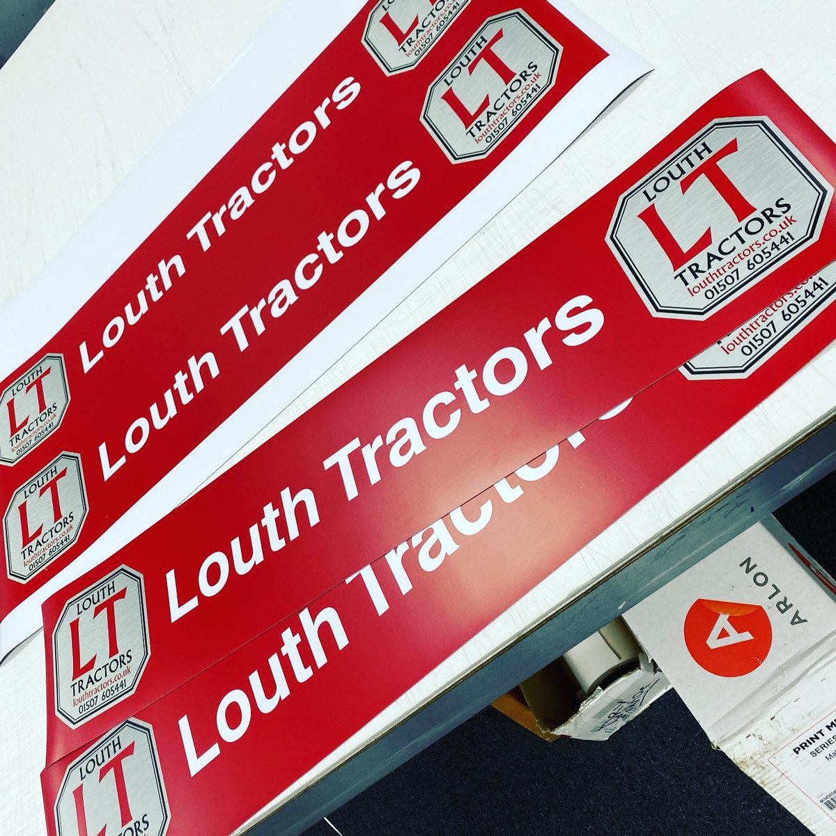 grssignscouk's tweet image. Magnetic signs manufactured for @louth_tractors aided by our @rollsroller #applicationmadeeasy #magneticsigns #metamarkmedia #grssigns #30yearsofsignmaking