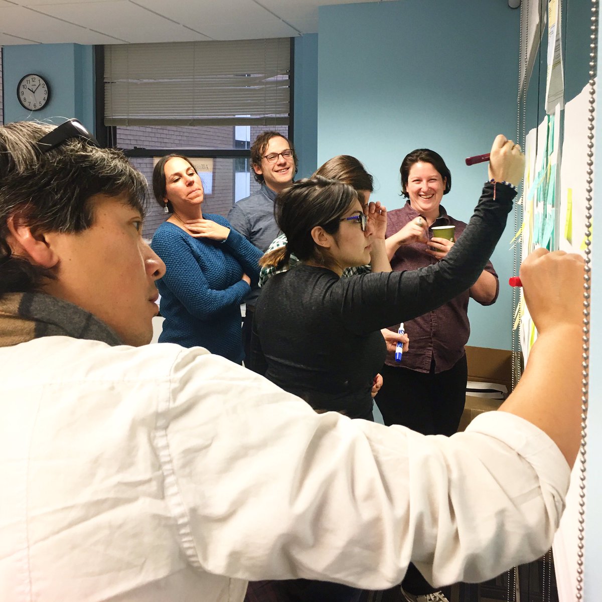 IntlsNetwork's tweet photo. We have been conducting a two day school support session with the San Francisco Unified School District Team. Here attendees are surfacing salient observations from their school visits to Pan American IHS at Monroe and International Community HS.
#networksupport #Intls_network https://t.co/lfRBGPTSsd