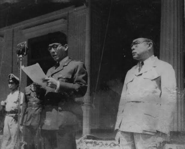 andikamalreza's tweet image. Namanya sering kita ucapin secara bersambungan. Kalo ngucapin Soekarno, ga tau kenapa kata โHattaโ spontan ngikutin kan? Tapi, apa bener keduanya punya hubungan semesra itu dari awal karirnya sampai keduanya udah tiada?
SOEKARNO-HATTA; STM (SAHABATAN, TAPI โMUSUHANโ)
-A Thread-