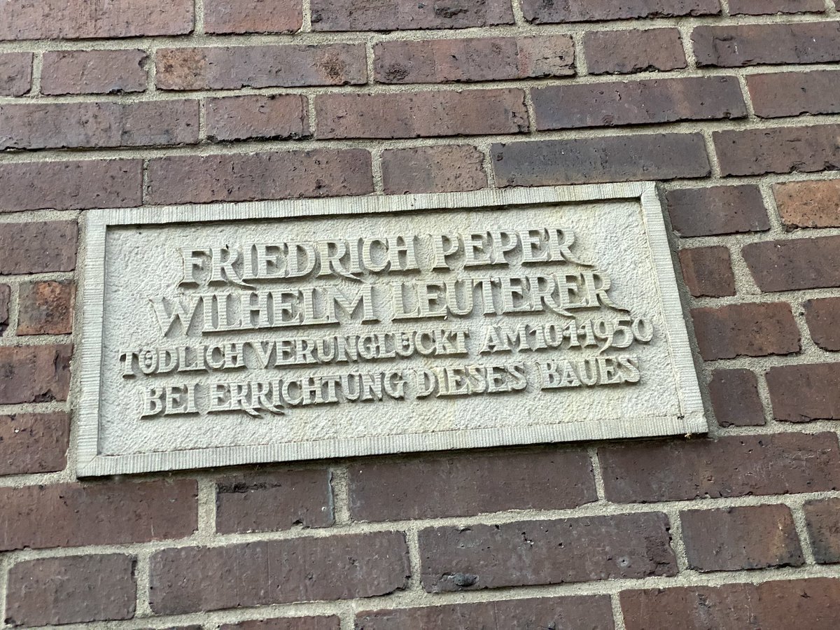 underkuerbis's tweet photo. Schön, wenn Leuten gedacht werden kann, welche man zwar nicht kannte, jedoch 70 Jahre später täglich mit ihrem Bauwerk zu tun hat. #speicher1 #überseestadt @bremen_de @neuland https://t.co/xyvUe4WUQg
