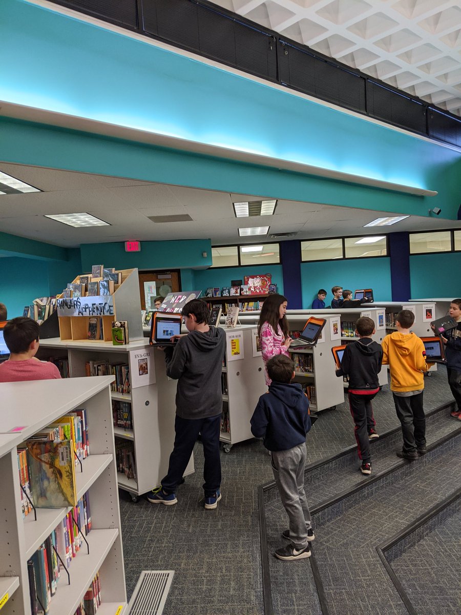 lincoln_library's tweet photo. Learning how to find books on the shelves #d57reads #d57learns https://t.co/3G6Ycsg3yV