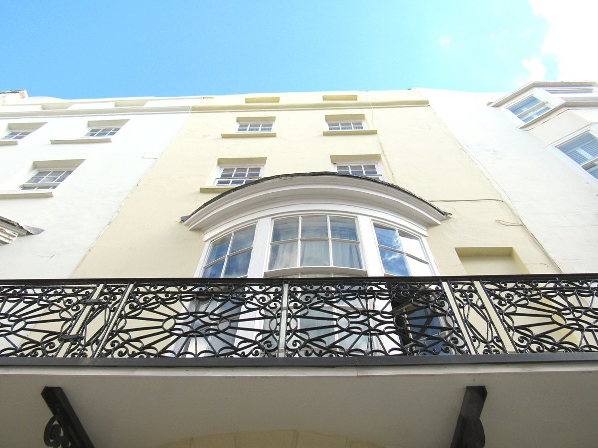 simplylett's tweet photo. #ToLet A great value 1 bed first floor balcony #Flat located off #KempTown Seafront #Brighton https://t.co/MYiYlrwZRc £875PCM! Call 01273 729 000 to view! #Lettings #Property #SimplyLettings https://t.co/bwEJX535QQ