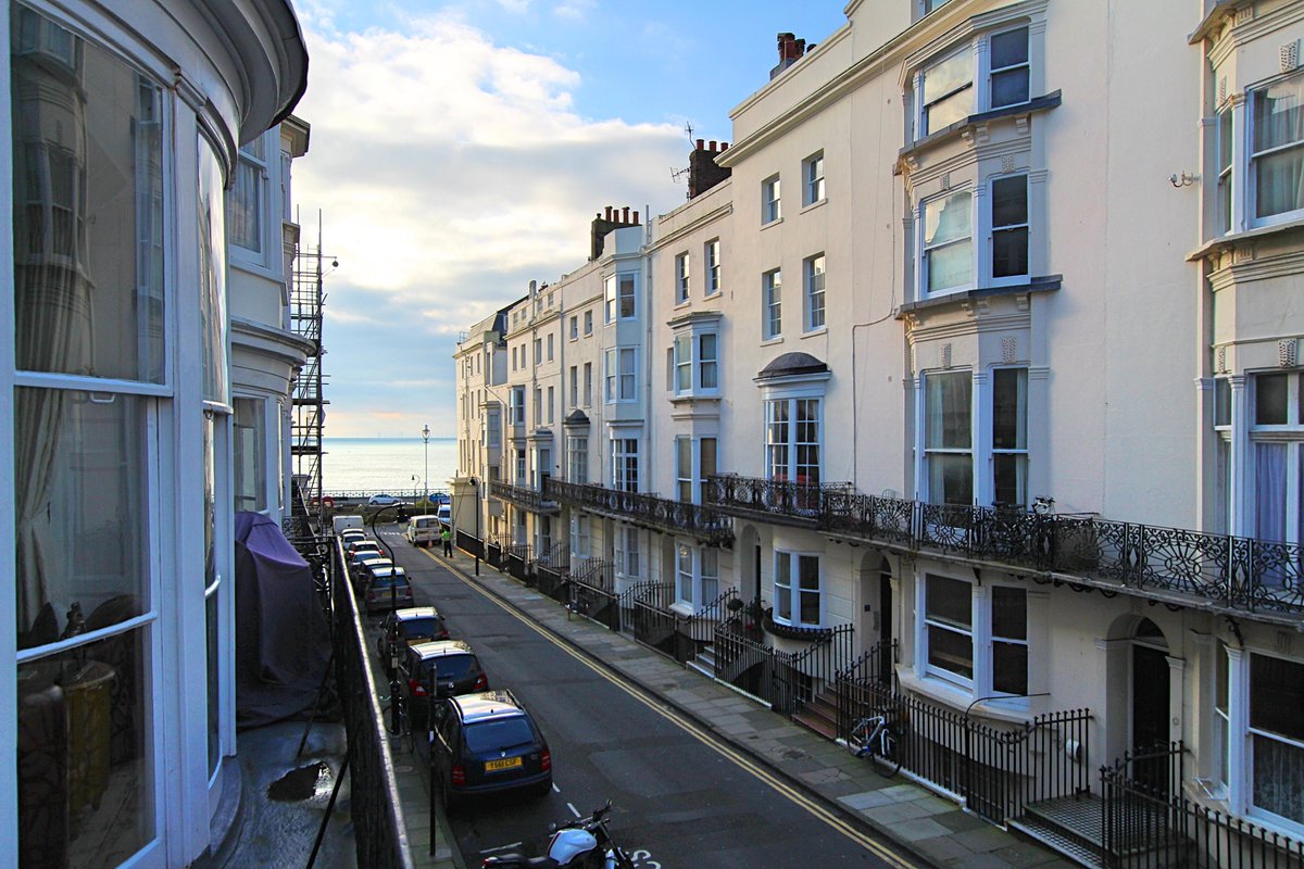 simplylett's tweet photo. #ToLet A great value 1 bed first floor balcony #Flat located off #KempTown Seafront #Brighton https://t.co/MYiYlrwZRc £875PCM! Call 01273 729 000 to view! #Lettings #Property #SimplyLettings https://t.co/bwEJX535QQ
