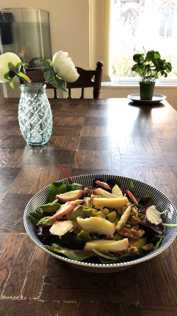 mbellec_com's tweet photo. My #joyreport of the day:
🍏 a healthy and yummy salad 🥑
💻 a cosy working from home spot in the sun 📚
🌱a pretty ficus with a fresh flower bouquet 💐

What’s yours? #FridayFeeling
#Veganuary #freelance https://t.co/wYP37NLPkr