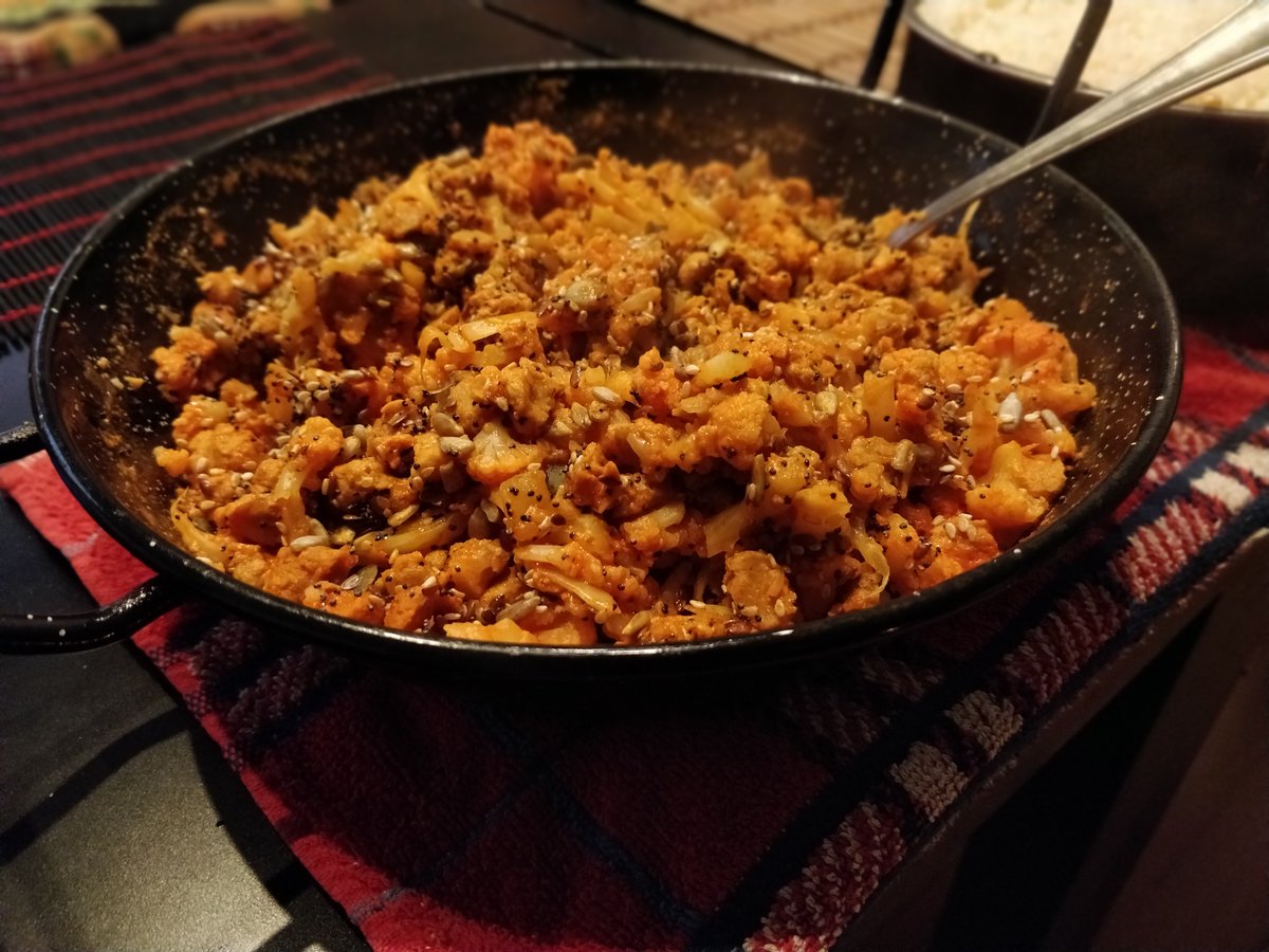 Tenía coliflor guardada y no sabía qué hacer con ella... así que he sofrito ajo y cebolla, he añadido soja texturizada y la coliflor en trocitos pequeños. Luego he hecho una crema de pimientos del piquillo y se la he echado por encima. Y... está riquísima!