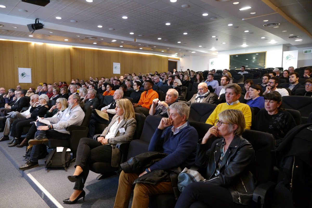 CALanguedoc's tweet photo. Retour sur notre conférence : "Le #numérique pour tous" qui s'est déroulée hier sur notre site administratif de Maurin. Plusieurs dirigeants et intervenants ont pris la parole pour accompagner aux mieux nos clients à l’utilisation des outils numériques. 🖥 
#CreditAgricole https://t.co/4K09R9Xo7R