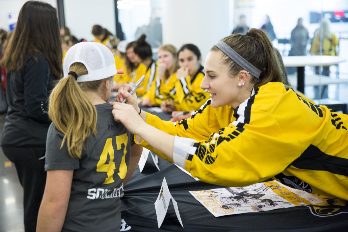 yourpalMAL9's tweet photo. Love meeting the future of the @NWHL at @TheBostonPride games #FutureDraftPickFriday
See you at Warrior this Sunday for Denna Day vs. the Connecticut Whale 🦁🤓
🎟: https://t.co/6JldqcOjSZ https://t.co/VUUOqxQAI3