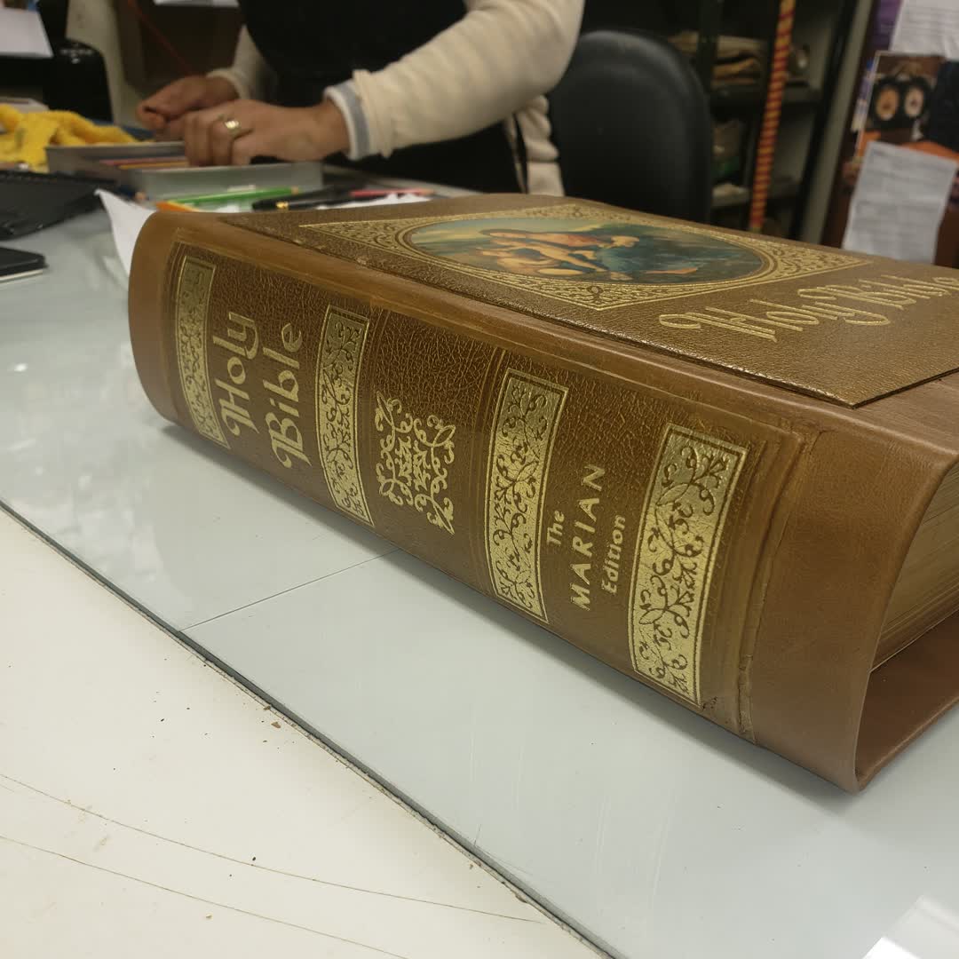 rosbookbinding's tweet photo. A new spine and a reattached cover that matches so well!
#roswellbookbinding #book #bookbinding #binding #handmade #bindery #publisher #designer #bookdesigner #traditionaldesign #publishinghouse #packagedesign #custompublishing #bookart #stamping #restoration #bookrestoration https://t.co/9QyLlTn3pL