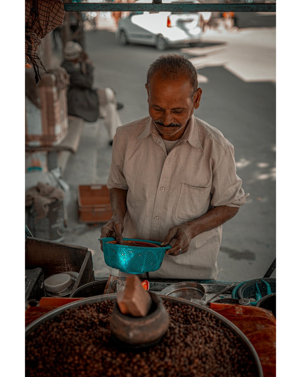 krish_prg's tweet photo. I asked the old wise man to tell me the secret of the world,softly he whispered,"It's something you learn,not words you can hear".
.
.
.
#StreetShot  #StreetShooter #StreetLife #UrbanPhotography #StreetVision  #StreetLeaks  #LensOnStreets #CaptureStreets  #StoryOfTheStreet https://t.co/c8sK4dng1K
