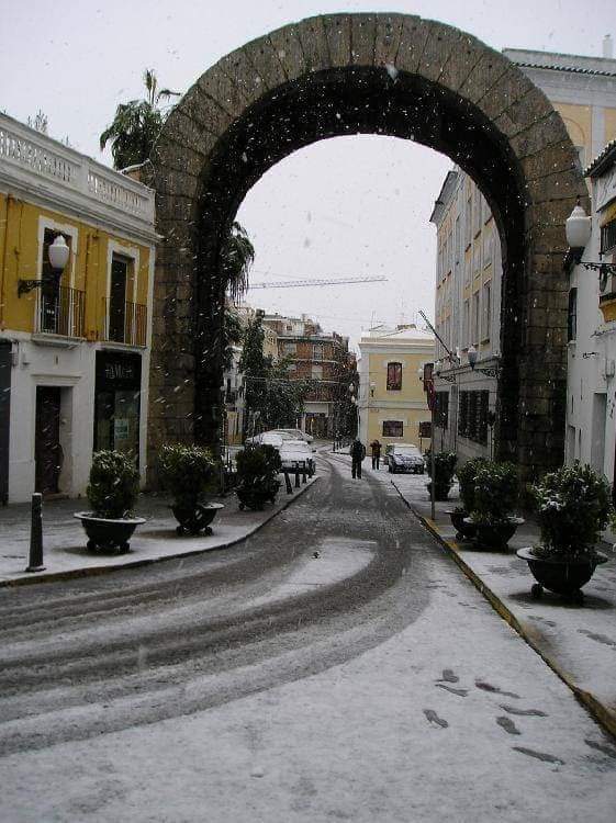 Turismo_Merida_'s tweet photo. ❄️ Hoy luce el sol en #Mérida, pero hace 10 años tal día como hoy, la nieve nos regaló estas preciosas estampas #meridaenamora https://t.co/kZ5fpDrlyw