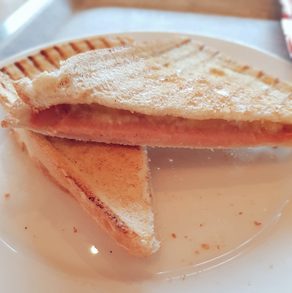 Tried the Ham and cheese toastie at <a href="/CostaCoffee/">Costa Coffee</a> today. £5 with crisps and a small drink. Tastes great so hope it stays on the menu! 🤞🌱😋#Vegan #Veganuary2020 #whatveganseat #govegan #easytobevegan #veganism