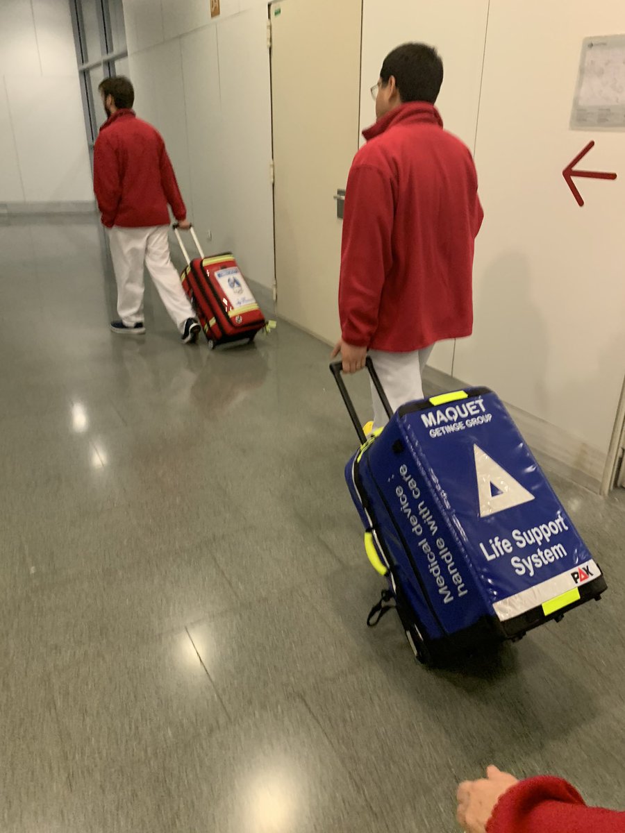 EduardArgudo's tweet photo. Hem començat 2020 amb el treball conjunt entre centres i equips per l’equitat @salutcat. Iniciat #ECMO VV pont a trasplantament pulmonar en pacient no intubat per equip @ECMOHUVH a @UCISantPau i trasllat a @vallhebron en colaboració amb @semgencat @ECMO_CanRuti. Gràcies @ONT_esp https://t.co/ilhiMUM6GE