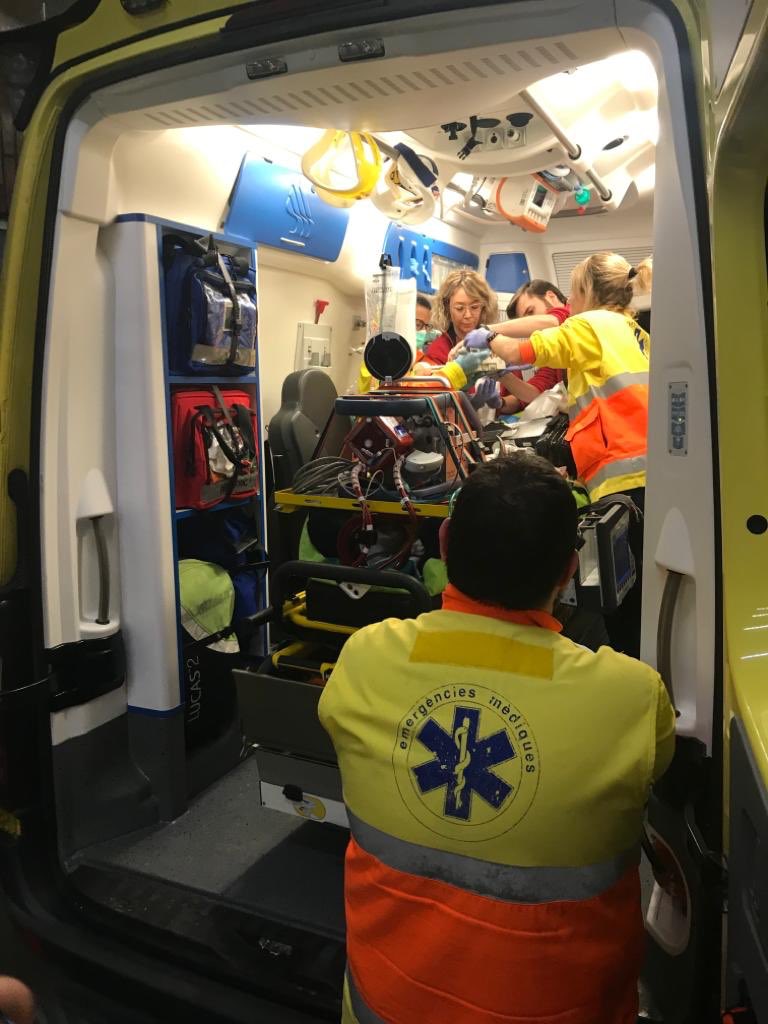 EduardArgudo's tweet photo. Hem començat 2020 amb el treball conjunt entre centres i equips per l’equitat @salutcat. Iniciat #ECMO VV pont a trasplantament pulmonar en pacient no intubat per equip @ECMOHUVH a @UCISantPau i trasllat a @vallhebron en colaboració amb @semgencat @ECMO_CanRuti. Gràcies @ONT_esp https://t.co/ilhiMUM6GE